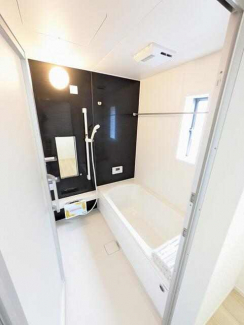 １日の疲れを癒すユニットバス　清潔感が溢れるシンプルですっき