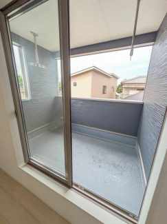 南側のバルコニーは陽当り良好　スペースをしっかりと確保してお