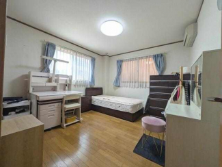 ２階、３階洋室（７．５帖）、明るい洋室には大型クローゼット完