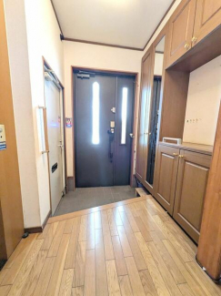 明るい玄関　店舗直通となっております