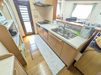 広くとられたキッチンスペースで縦横無尽に料理を楽しんでいただ