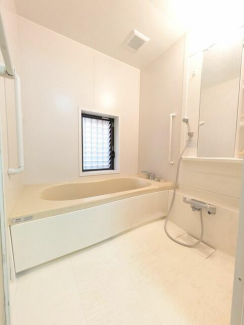 １日の疲れを癒してくれる明るいユニットバス