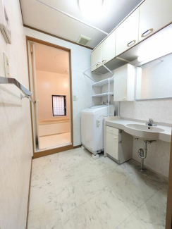 洗面所もしっかりとスペースを確保　大容量の吊戸棚設置