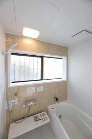 足を伸ばしてくつろげるゆったりサイズのバスルーム