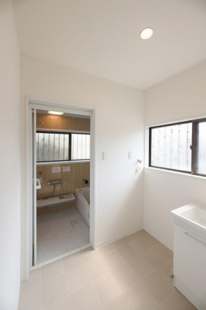 白を基調とした、明るく清潔感ある洗面所