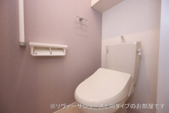 落ち着いた色調のトイレです