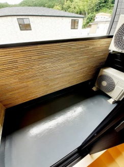 落ち着いた時間を過ごせるバルコニーです