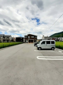 駐車場があるので、車を買う予定の方も安心です