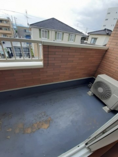 落ち着いた時間を過ごせるバルコニーです