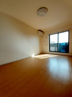 明るい色調の室内です