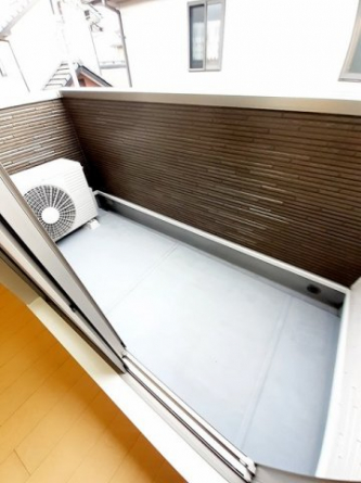 バルコニーからの眺めを楽しみながら食事をしませんか