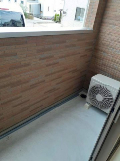 開放的で明るい空間を演出してくれるバルコニーです