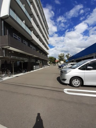 車をお持ちの方に嬉しい駐車場付きの物件です