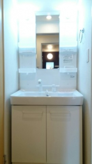 ゆったりとスペースのある洗面所