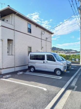 駐車場があるので、車を買う予定の方も安心です