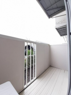 開放的で明るい空間を演出してくれるバルコニーです