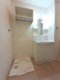 ゆったりとスペースのある洗面所