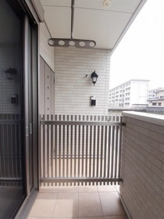 開放的で明るい空間を演出してくれるバルコニーです