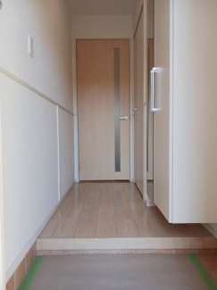 収納もある玄関です