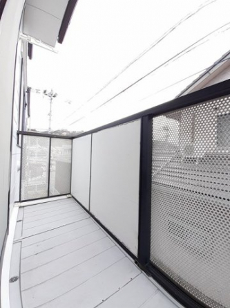 外からの目が気にならないバルコニーで洗濯物が干せます