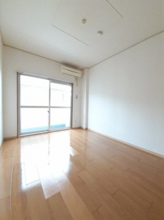 明るい色調の室内です