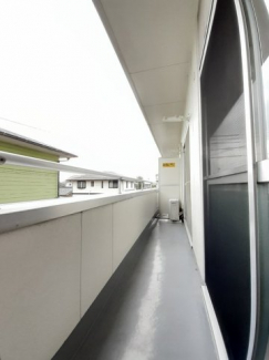 外からの目が気にならないバルコニーで洗濯物が干せます