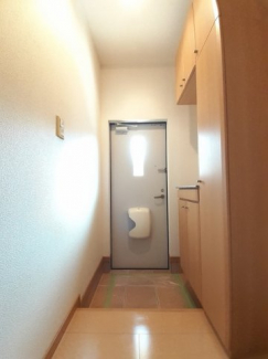 収納もある玄関です