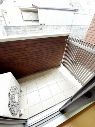 暖かな日差しのふりそそぐバルコニー