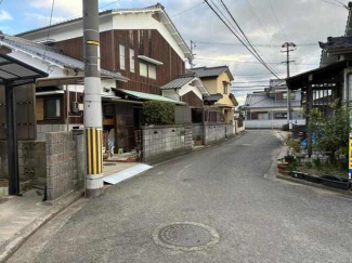 西側接道を南向きに撮影