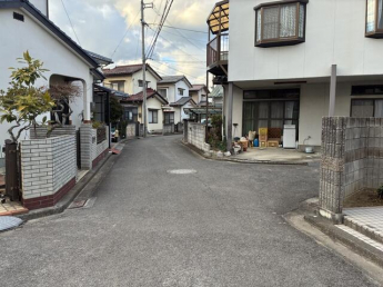 西側接道を北向きに撮影