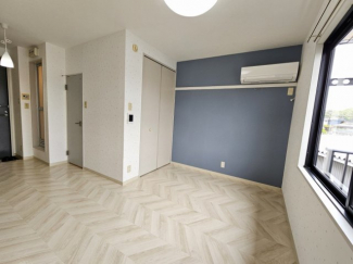 青の壁紙がアクセントになっておしゃれ！