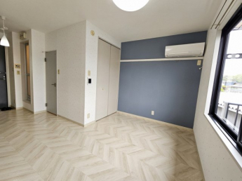 青の壁紙がアクセントになっておしゃれ！