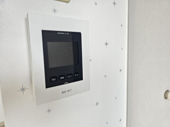 モニター付きインターホンで安心です♪