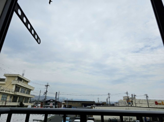 晴れた日は山のほうまで望めますよ。初日の出もこの窓から望めるようです♪