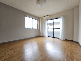 広々8帖のお部屋です。通常の１Kは窓が1面ですが、2面あります。