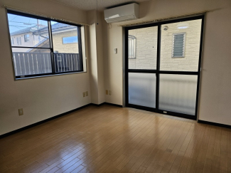 リビングでもあり寝室でもありダイニングでもある洋室ですが8.6帖もあるとゆったりとしています！