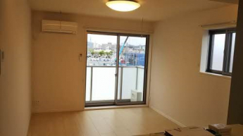 明るいリビングです(写真は3階です)。角部屋なので窓が2面あります。エアコン・室内物干しもありますよ