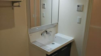 三面鏡シャワー付き洗面台です。