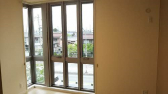 おしゃれな窓ガラス。天井から床までガラスなので明るいですよ。