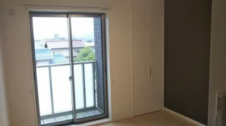 洋室にもバルコニーがあります
