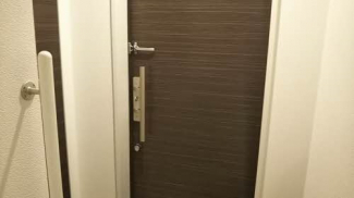 全身ミラー・手すり付きの玄関です。