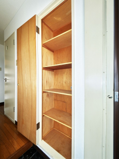 玄関の扉付収納棚