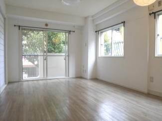 ゆったり過ごせる居間です