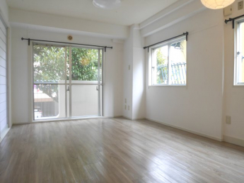 ゆったり過ごせる居間です