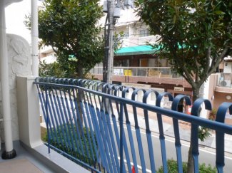 落ち着いた時間を過ごせるバルコニーです