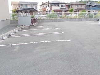 車をお持ちの方に嬉しい駐車場付きの物件です