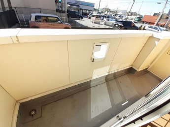 外からの目が気にならないバルコニーで洗濯物が干せます