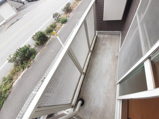 バルコニーからの眺めを楽しみながら食事をしませんか