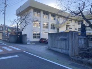 西条市立小松小学校まで80m