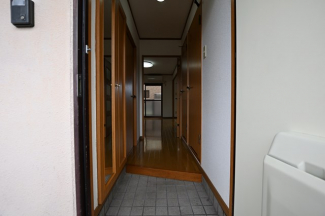 廊下があるので玄関先の音は聞こえません。